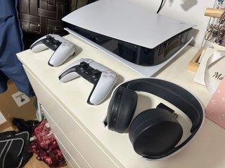 PS5 (PlayStation 5) con 2 mandos y auriculares