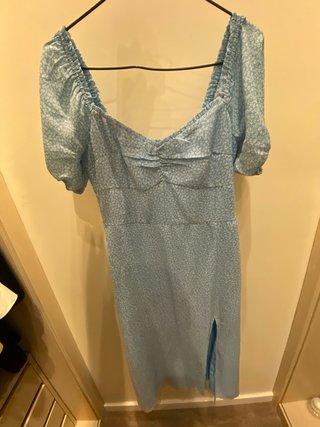 Vestido azul con estampado floral