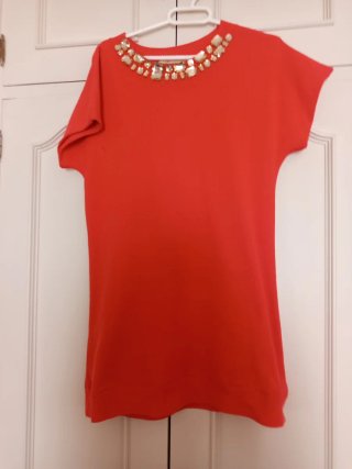 Vestido corto rojo con pedrería