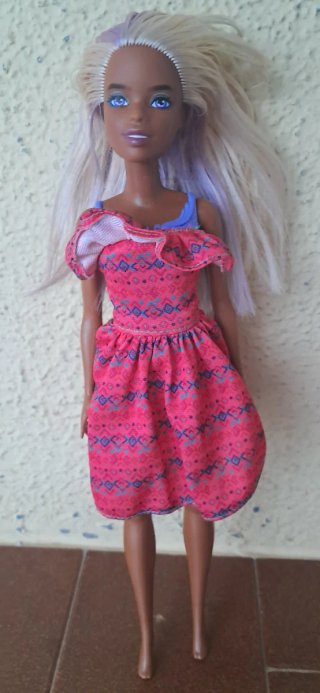 Muñeca Barbie con vestido estampado