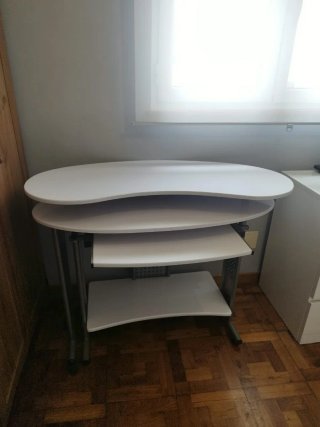 Mesa de estudio blanca
