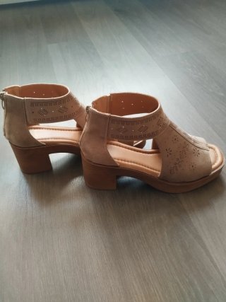 Sandalias de tacón tipo botín beige