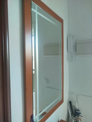 Espejo de pared con marco madera+ aparador entrad