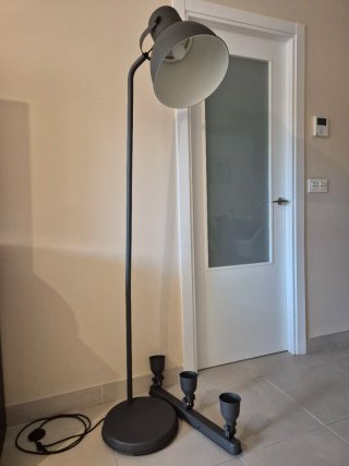 Lámpara de pie moderna negra
