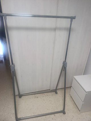 Perchero de pie metálico