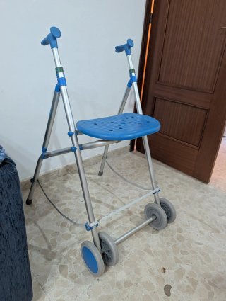 Andador con Asiento y Ruedas