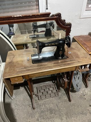 Máquina de coser Alfa antigua