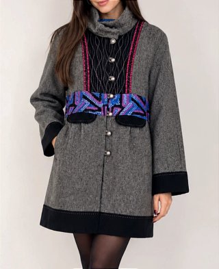 Abrigo Gris con Detalles Estampados