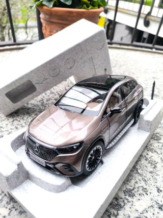 Modellino Mercedes EQS SUV 1/18