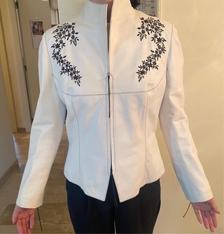 Chaqueta de Piel Blanca con Bordados