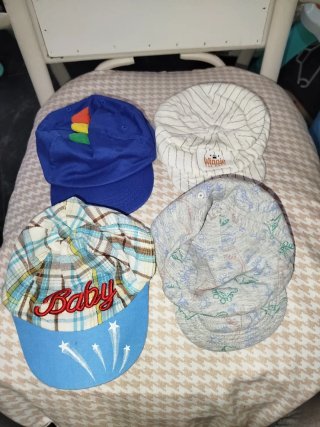Lote de 4 gorras para niño