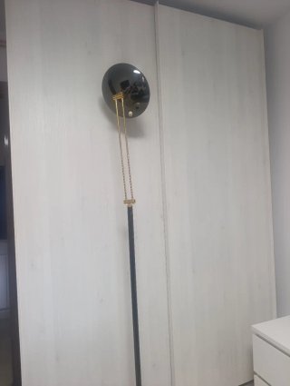 Lámpara de pie negra y dorada