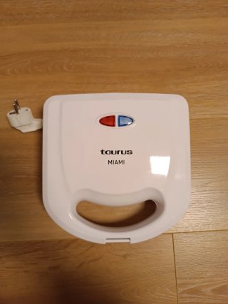 Sandwichera Taurus blanca