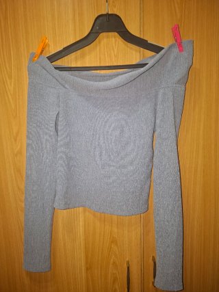 Jersey gris azulado aunque parece gris de Hombros