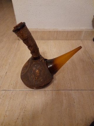 Porrón Antiguo con Decoración en Cuero