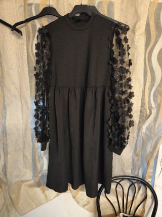 Vestido Negro con Mangas de Flores