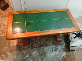 Mesa de centro con azulejos verdes
