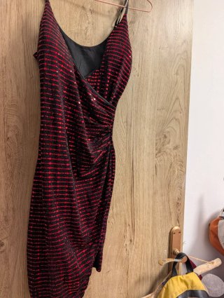 Vestido negro y rojo con lentejuelas