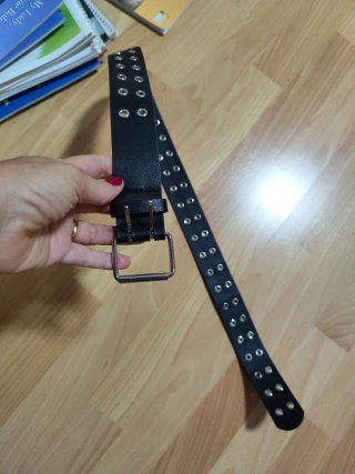 Cinturón Negro con Ojales Plateados