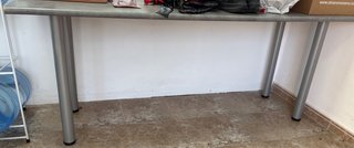 Mesa con Encimera y Patas Metálicas