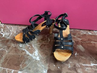 Sandalias de tacón Xti negras