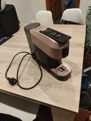 Cafetera de cápsulas compacta