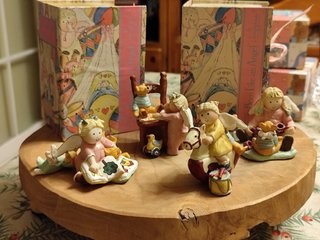 Cuatro figuras Born Like an Angel