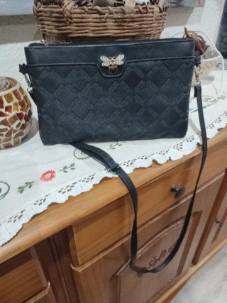 Bolso Negro con Detalle de Abeja