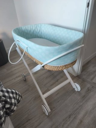 Moisés para bebé con estructura blanca