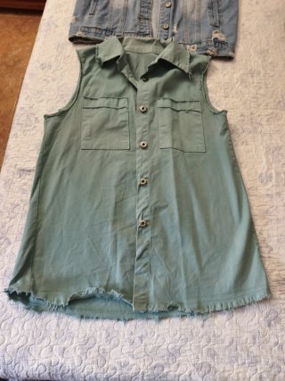 Chaleco verde estilo casual y otro vaquero denim