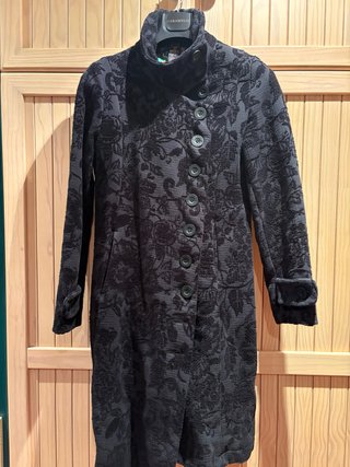 Abrigo desigual Negro con Textura