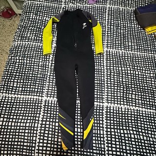 Traje de Neopreno Negro y Amarillo infantil