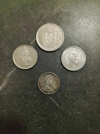 Lote de quatro monedas: 3 suizas y una británica