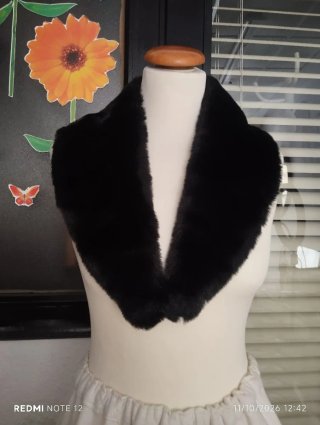 Cuello de Pelo Sintético Negro
