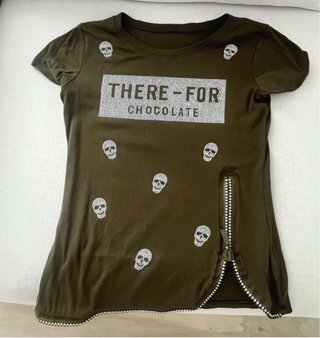Camiseta Verde con Estampado de Calaveras
