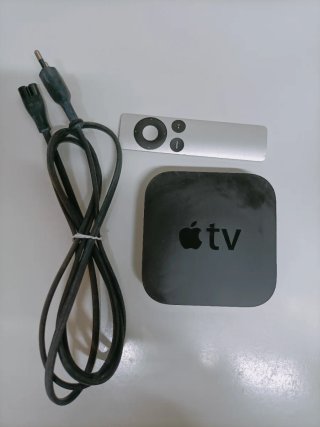 Apple TV con mando y cable