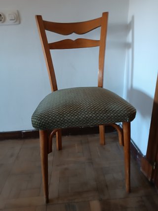 Silla de madera con asiento tapizado