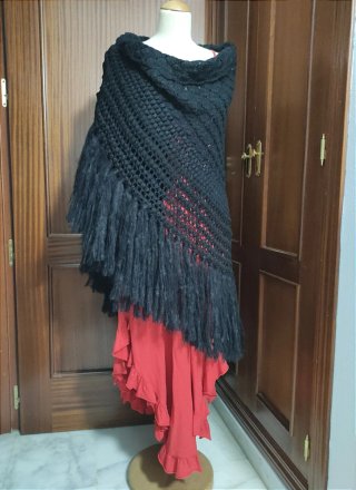 Mantón con flecos de mohair.