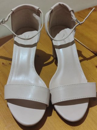 Sandalias de tacón grueso con pulsera