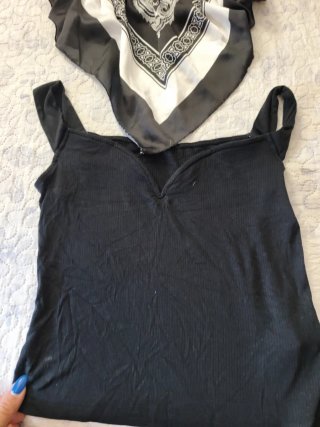 Camiseta negra y pañuelo