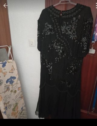 Vestido de noche negro con pedrería