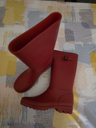 Botas de agua rojas