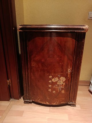 Máquina de coser antigua con mueble