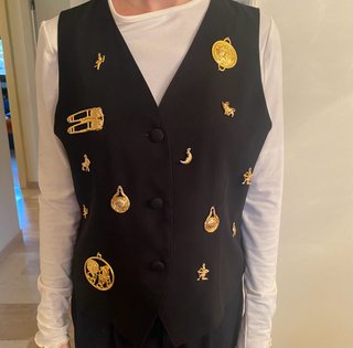 Chaleco Negro con Adornos Dorados