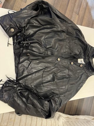 Chaqueta Negra con Flecos Zara