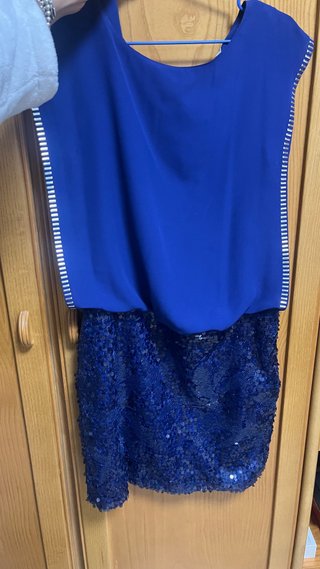 Vestido de fiesta azul con lentejuelas