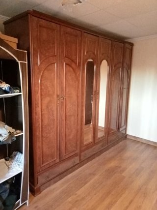 Armario de madera y REGALO 2 mesitas a juego