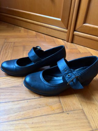 Zapatos Negros con Tira. Tacon ancho bajo. Talla 3