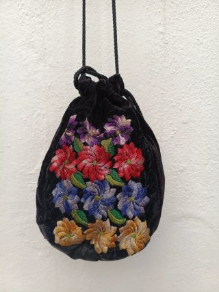 Bolso Bombonera Negro con Flores Bordadas