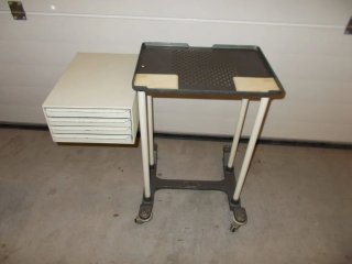 Comodino con cassettiera e ruote